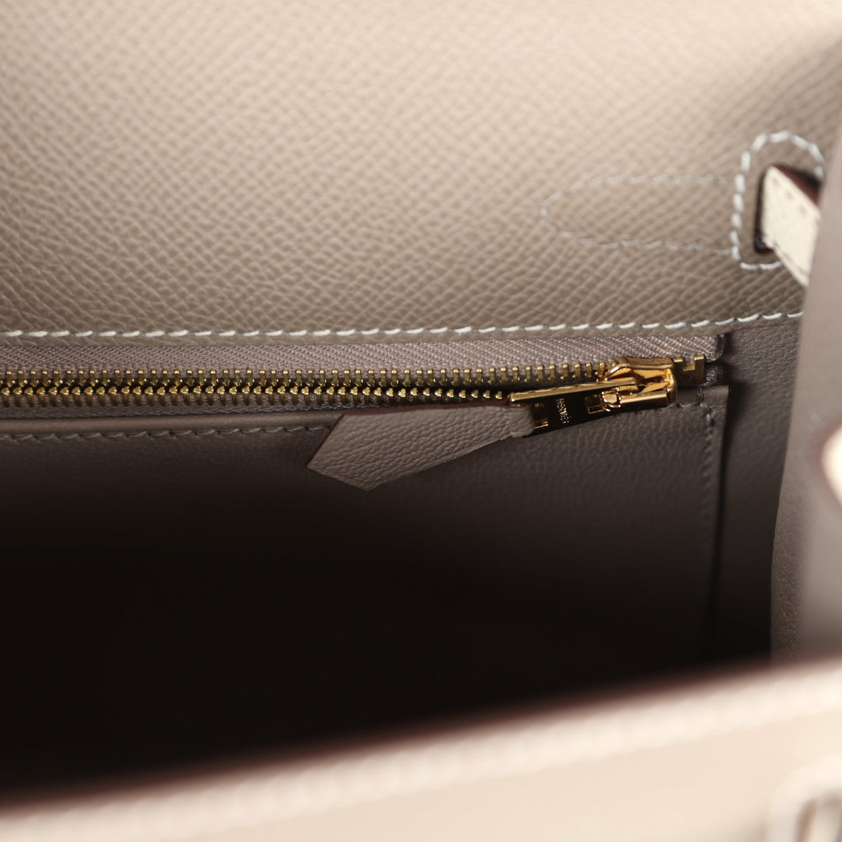 Hermès Special Order (HSS) Kelly Sellier 25 Etoupe and Craie Epsom Brushed Gold Hardware